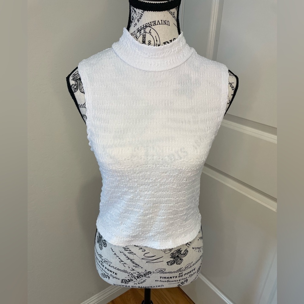 O’Neill White Stretchy Sleeveless Mock Turtle-Like Neck Size Medium